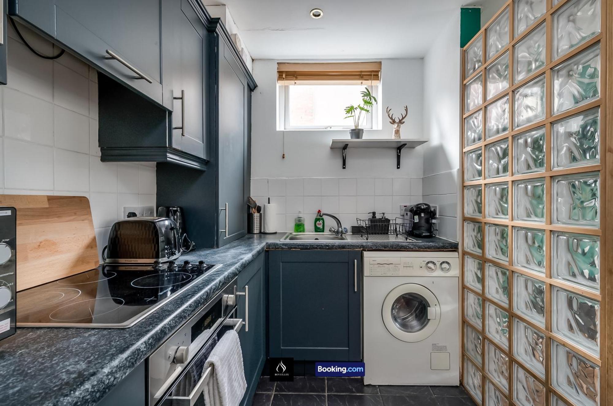 2 Bed House By Boyeilles Apartments Short Lets & Serviced Accommodation Belfast With Balcony & Free Parking Exteriér fotografie