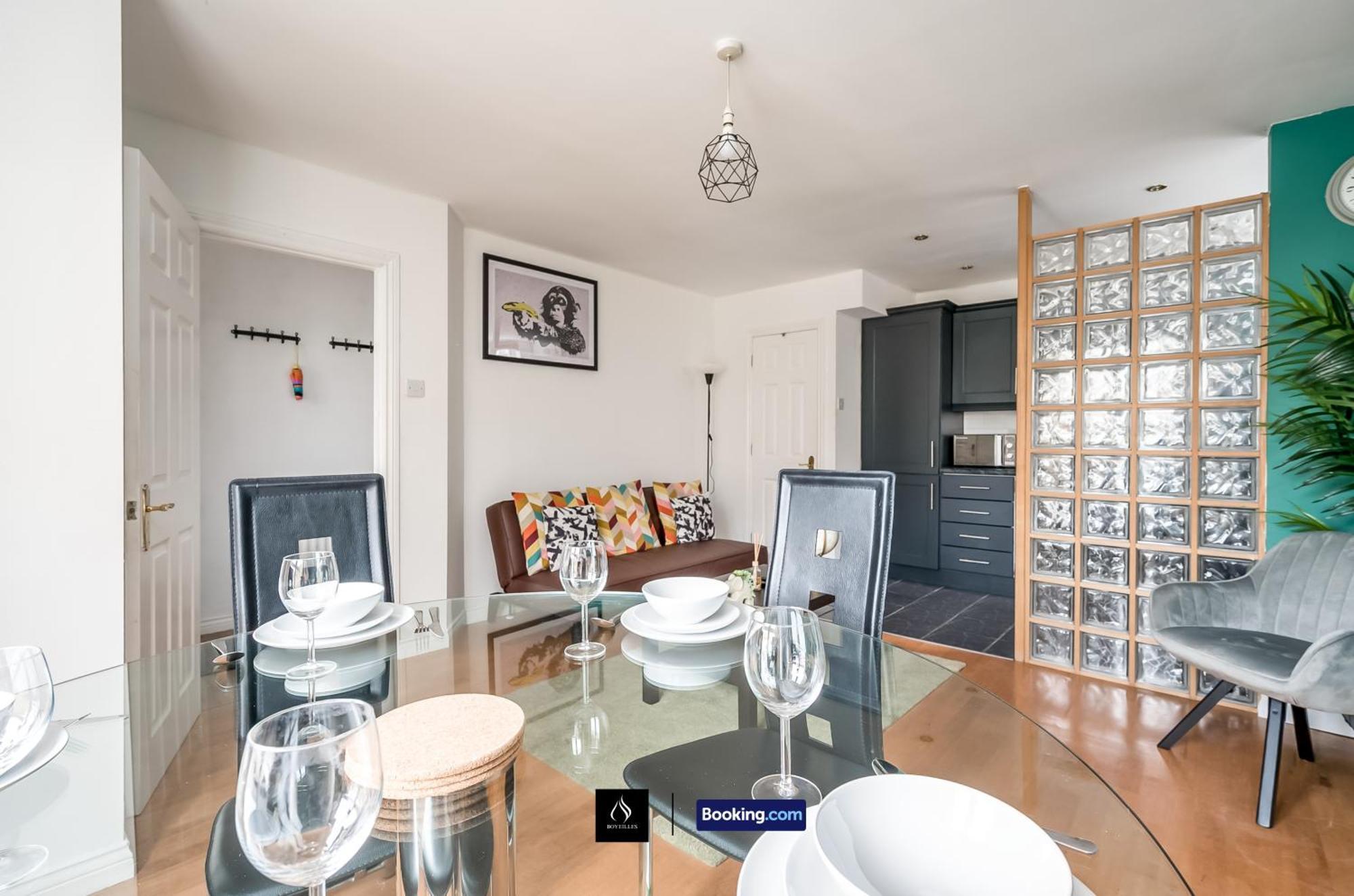 2 Bed House By Boyeilles Apartments Short Lets & Serviced Accommodation Belfast With Balcony & Free Parking Exteriér fotografie
