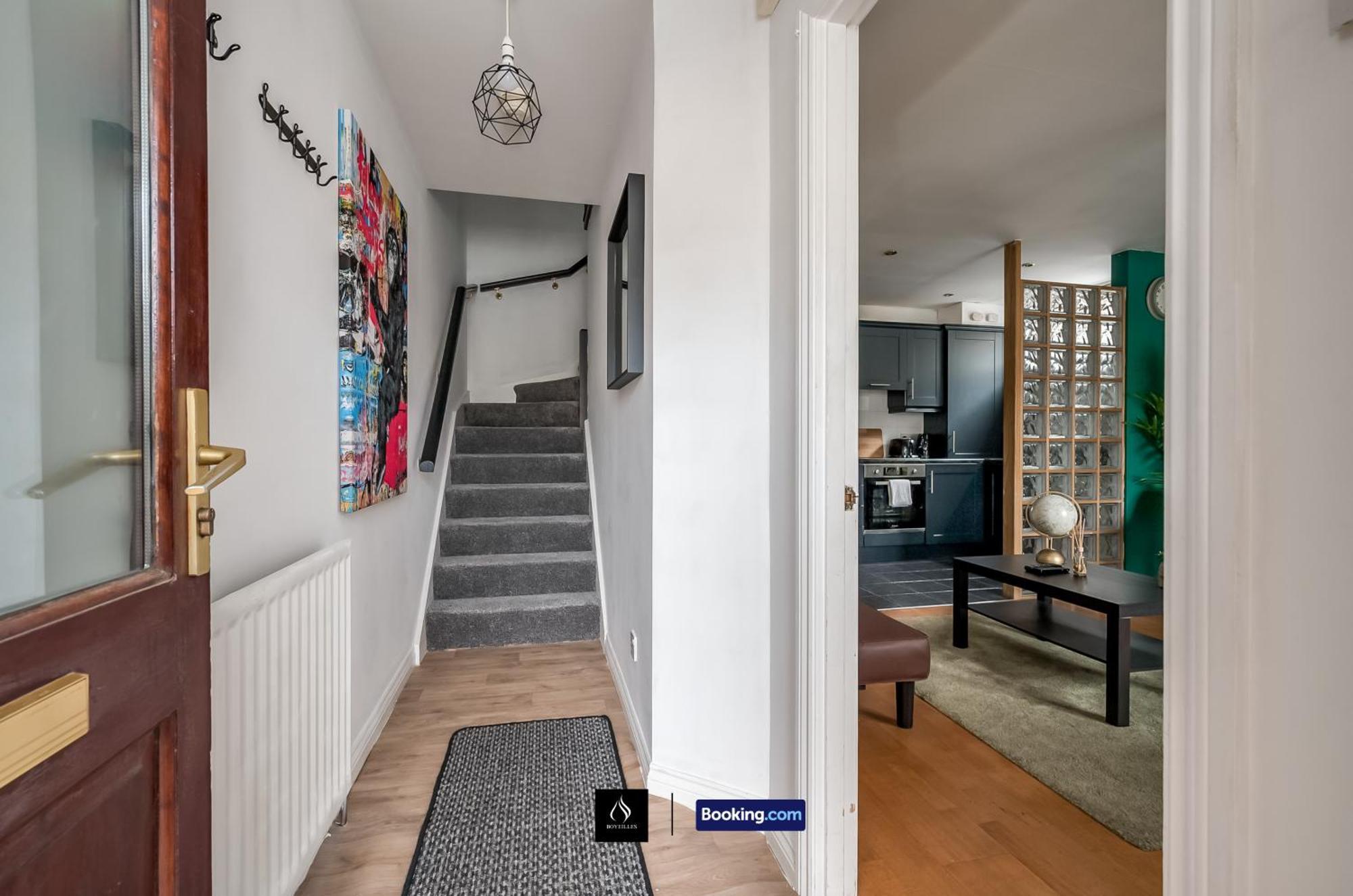 2 Bed House By Boyeilles Apartments Short Lets & Serviced Accommodation Belfast With Balcony & Free Parking Exteriér fotografie