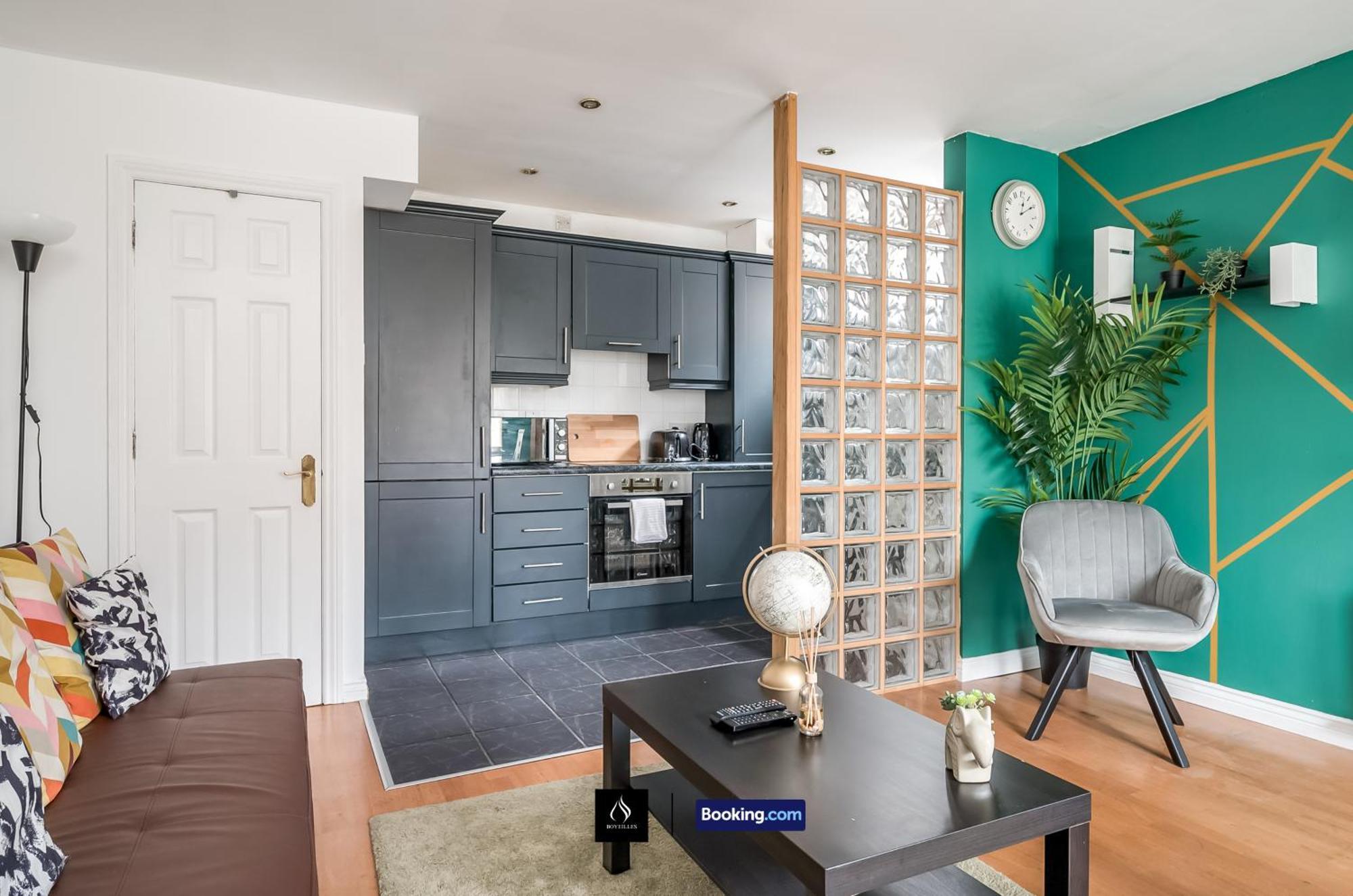 2 Bed House By Boyeilles Apartments Short Lets & Serviced Accommodation Belfast With Balcony & Free Parking Exteriér fotografie