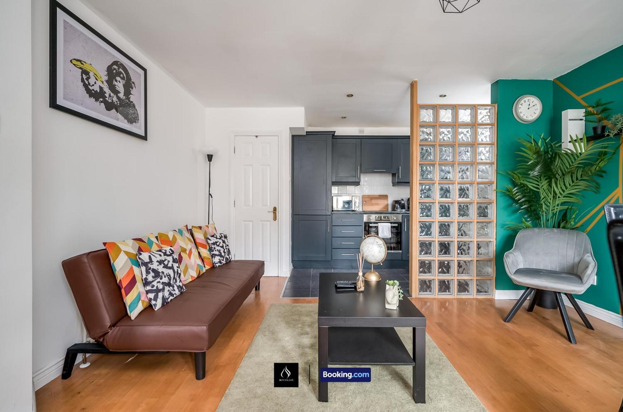 2 Bed House By Boyeilles Apartments Short Lets & Serviced Accommodation Belfast With Balcony & Free Parking Exteriér fotografie