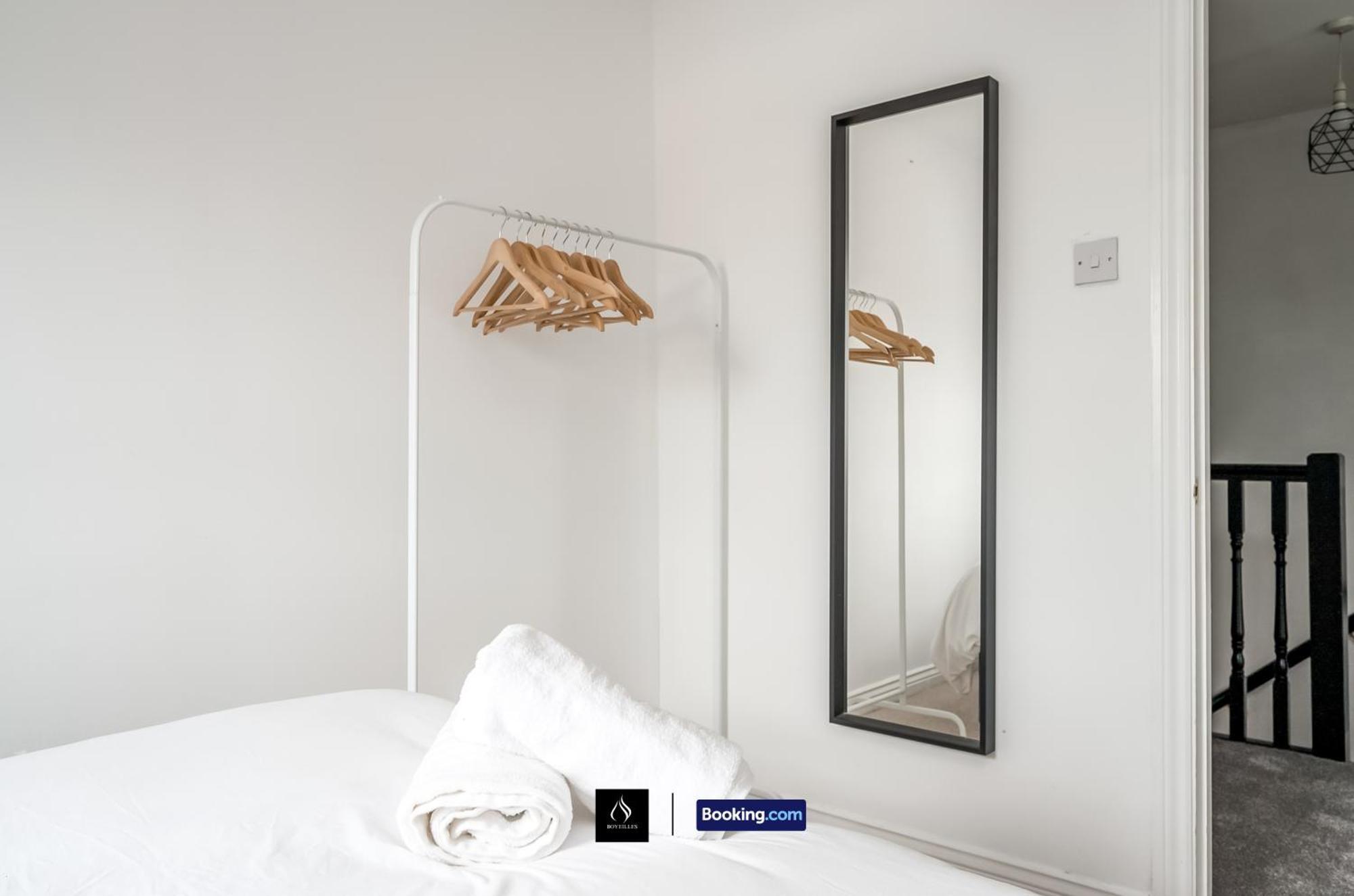 2 Bed House By Boyeilles Apartments Short Lets & Serviced Accommodation Belfast With Balcony & Free Parking Exteriér fotografie