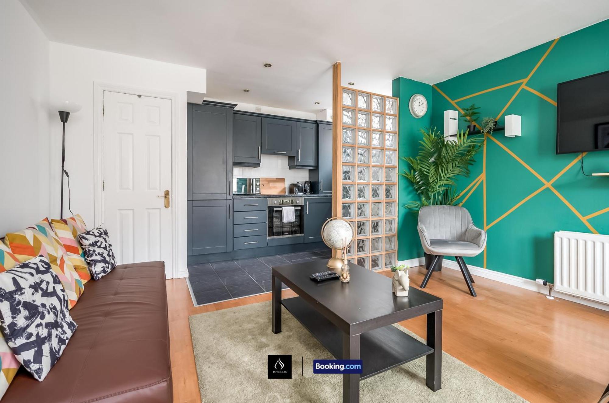 2 Bed House By Boyeilles Apartments Short Lets & Serviced Accommodation Belfast With Balcony & Free Parking Exteriér fotografie