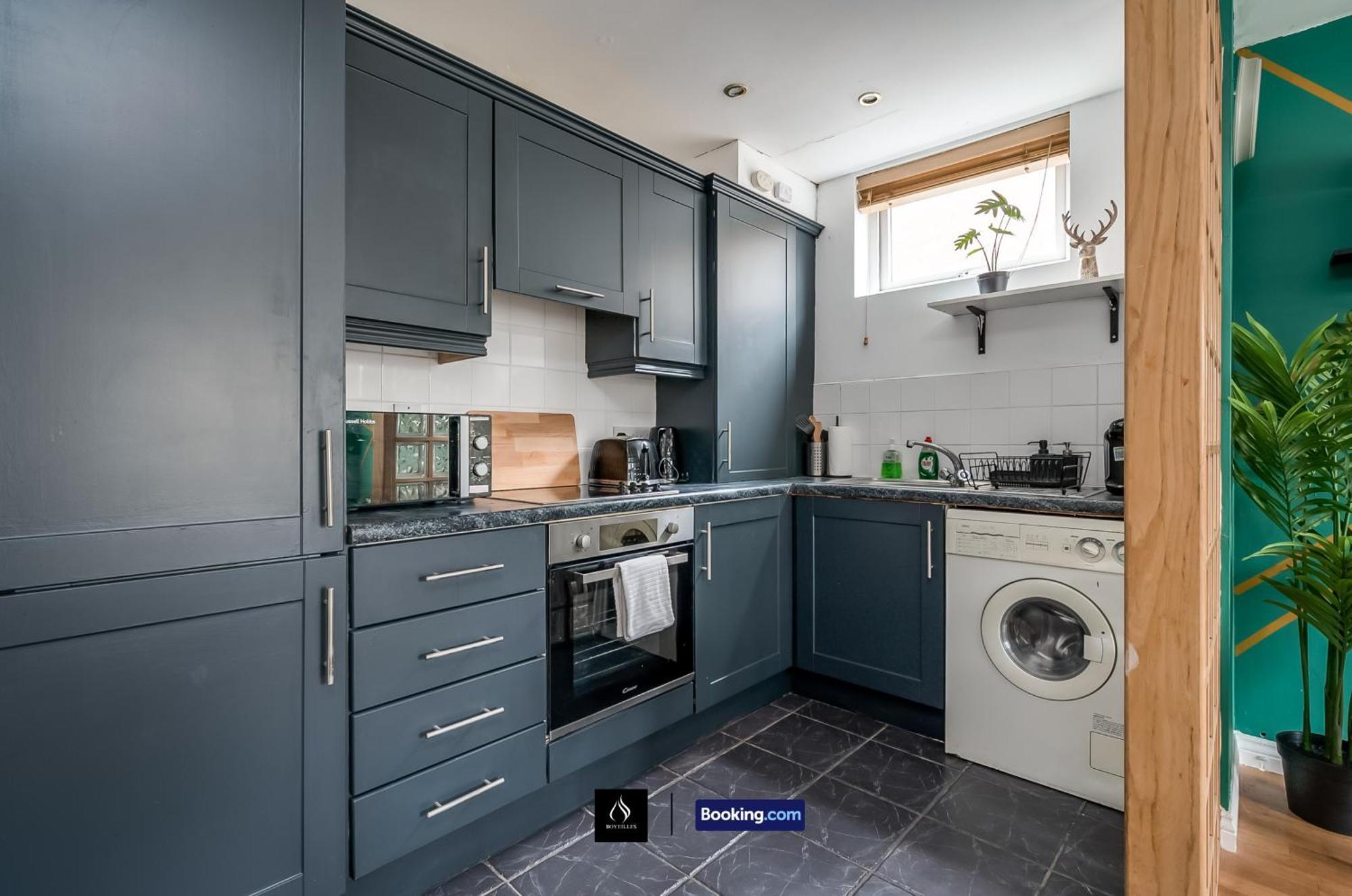 2 Bed House By Boyeilles Apartments Short Lets & Serviced Accommodation Belfast With Balcony & Free Parking Exteriér fotografie
