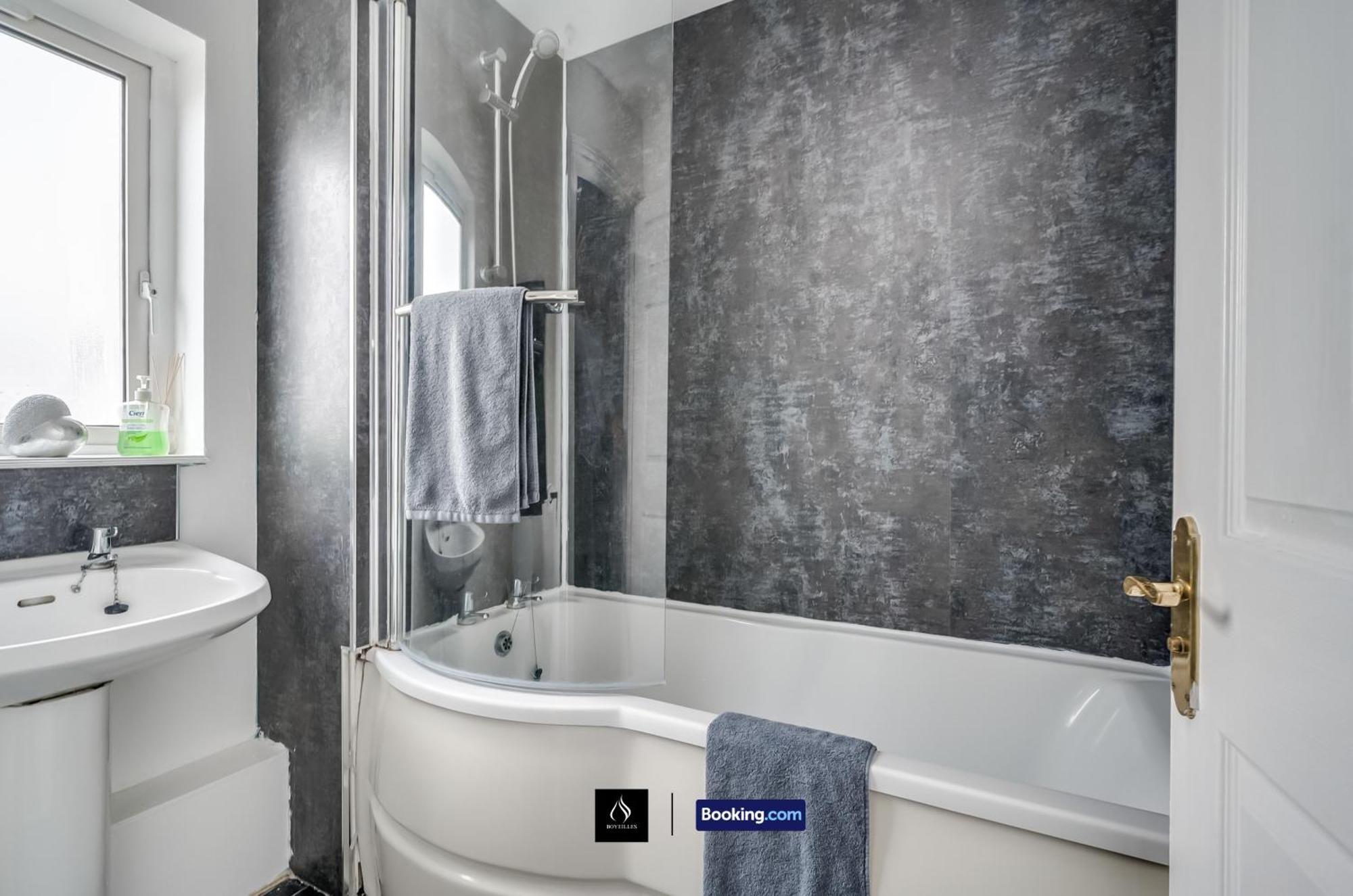 2 Bed House By Boyeilles Apartments Short Lets & Serviced Accommodation Belfast With Balcony & Free Parking Exteriér fotografie