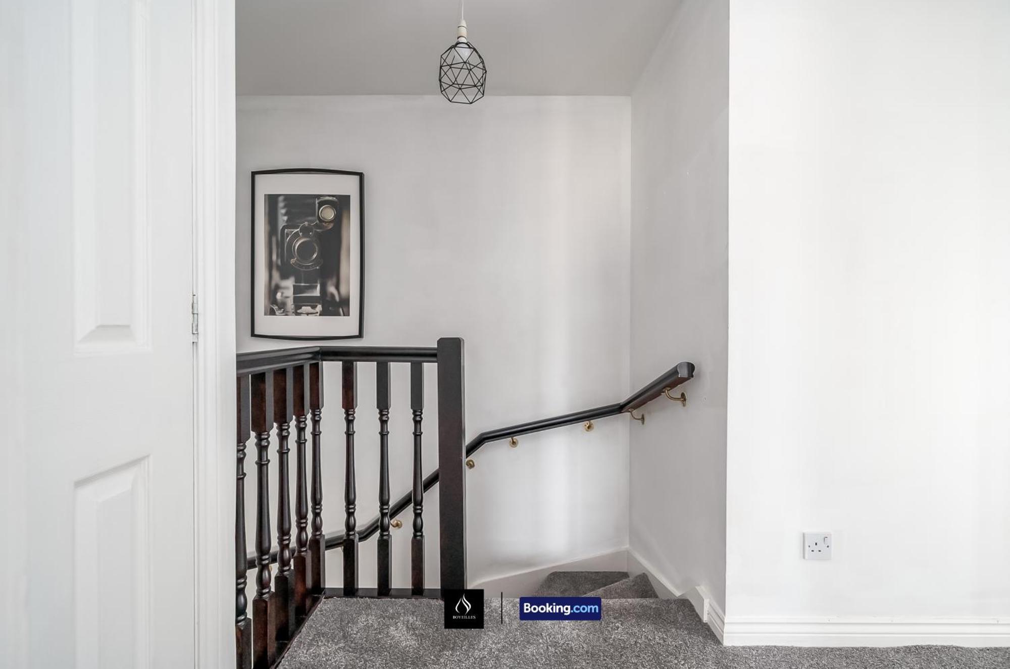 2 Bed House By Boyeilles Apartments Short Lets & Serviced Accommodation Belfast With Balcony & Free Parking Exteriér fotografie